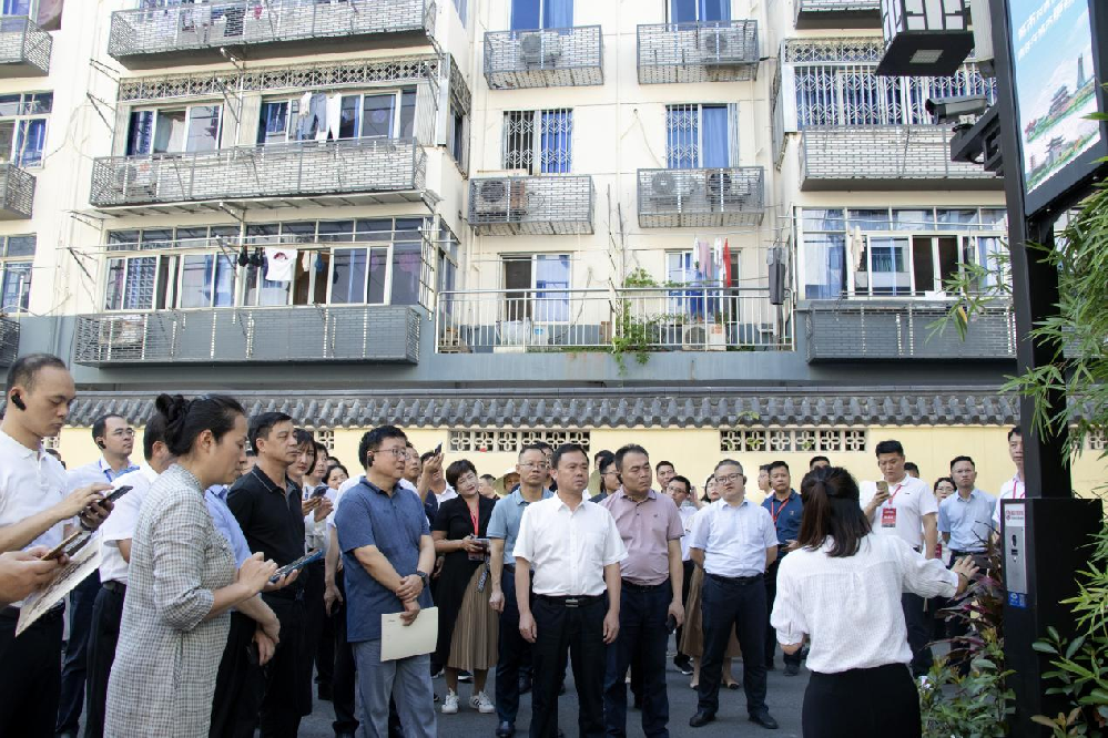 江西省保障性安居工程建設工作現場推進會領導一行蒞臨紅杉里街區(qū)和贛坊雙創(chuàng)社區(qū)現場觀摩