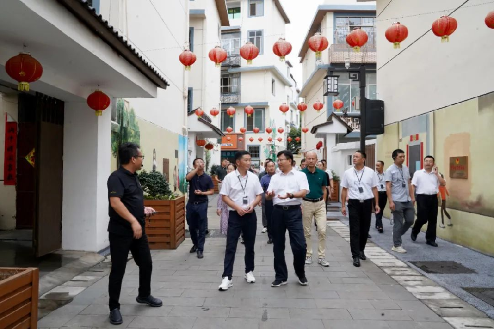 石城縣考察團一行到章貢區紅環路社區調研